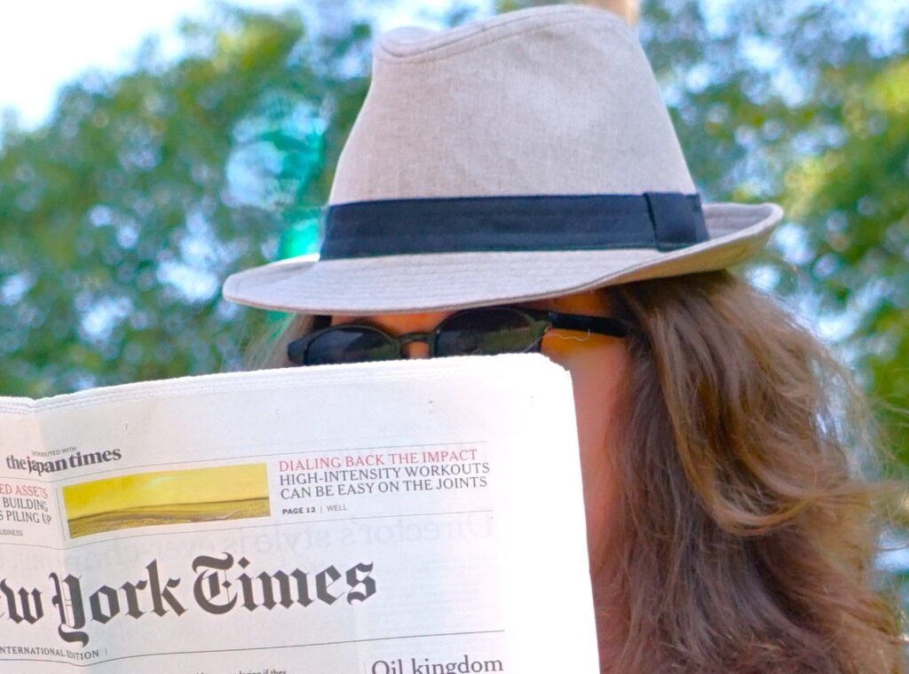 新聞を読むアメリカン